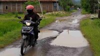 Jalan Rusak di Kebandungan Kecamatan Bantarkawung Brebes Terkesan Dibiarkan