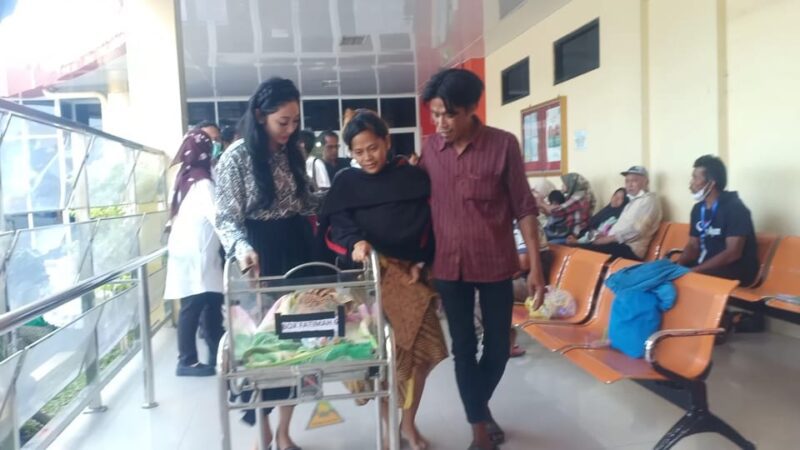 Pengusaha muda Brebes Shintya Sandra Kusuma bantu kepulangan Rini yang sempat tertahan di rumah sakit Mutiara Bunda Tanjung Brebes. Foto: Istimewa.