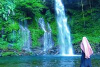 Suasana sejuk dan alami ditemani deru air yang jatuh di Curug Telu sanggup menenangkan hati. (Foto: Pariwisata Jateng)