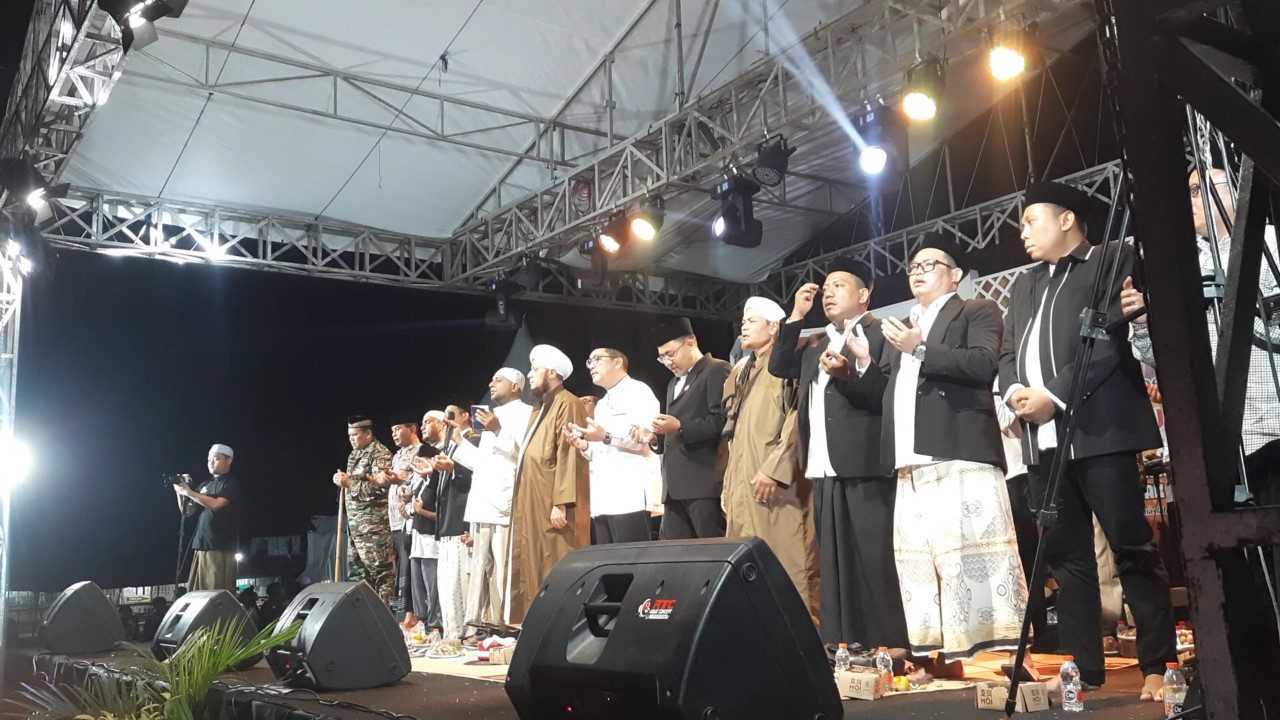 Bawaslu Brebes sosialisasikan pengawasan partisipatif melalui kegiatan spiritual bertajuk"Bersholawat Bersama, Melangitkann Doa untuk Kemaslahatan Kabupaten Brebes", Senin 23 September 2024 di lapangan Asri Bumiayu. (Foto: Portal Pantura/Yudhi Prasetyo)