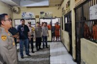 Kapolres Brebes AKBP Achmad Okta Mahendra melihan secara langsung kondisi tahanan. (Foto: dok. Humas Polres Brebes)