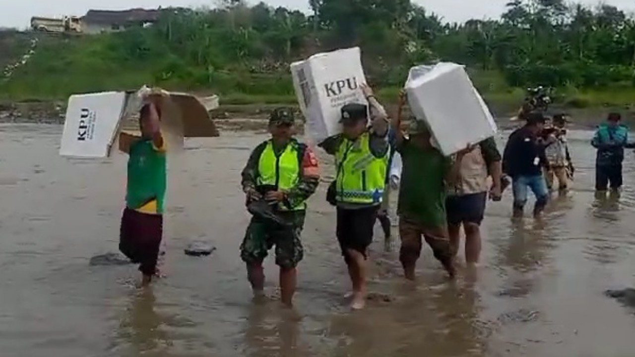 Distribusi kotak suara dari PPS ke TPS 22 di Dukuh Wadasgumantung, Desa Kutamendala, Kecamatan Tonjong, Kabupaten Brebes, Selasa 26 November 202. (Portal Pantura/Yudhi Prasetyo)