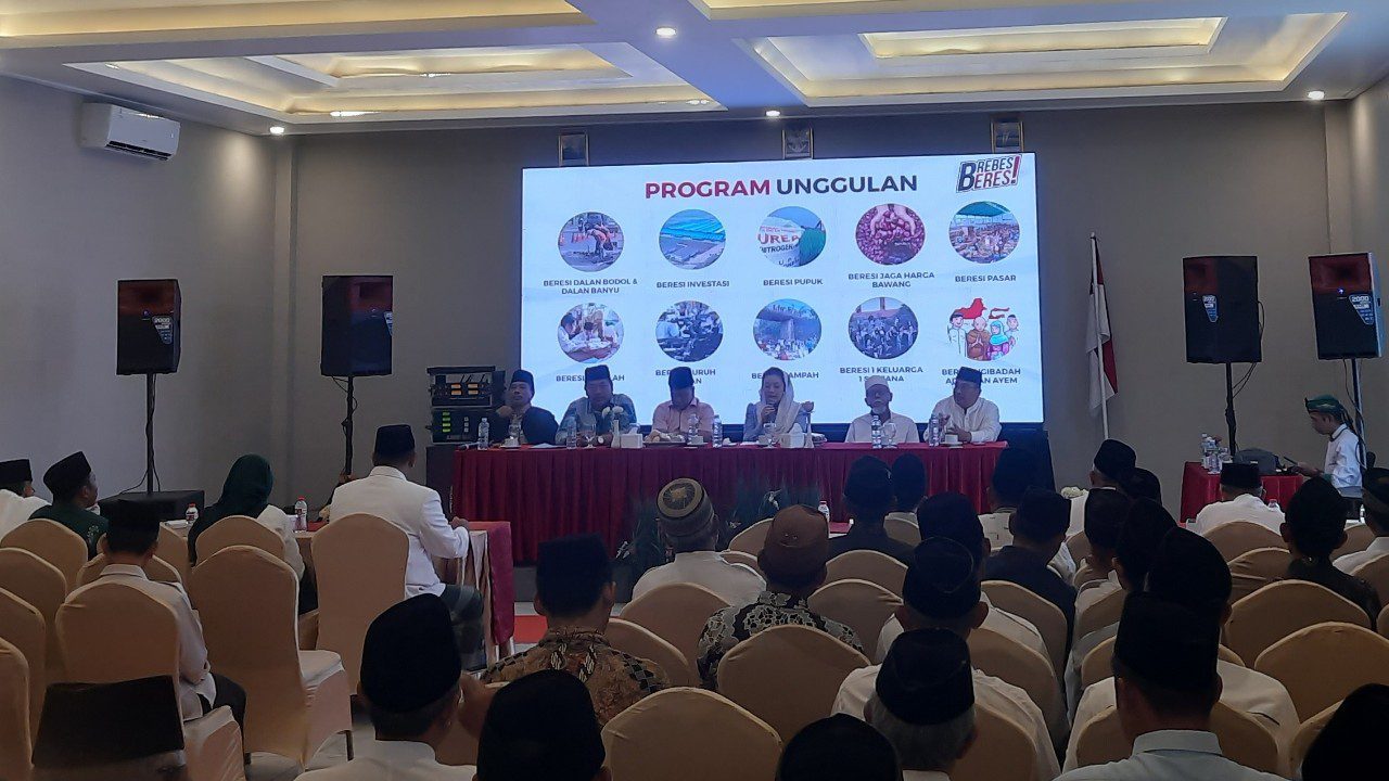 Para kyai se Brebes Selatan berkumpul nyatakan dukungan untuk Mitha Wurja di Pilkada Brebes 2024. (Foto: Portal Pantura/Brebes)