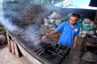 Mangut Lele Mbok Marto diproses secara tradisional. (YouTube @PeyutGembul)