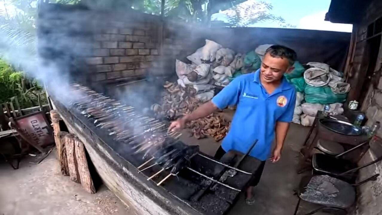 Mangut Lele Mbok Marto diproses secara tradisional. (YouTube @PeyutGembul)