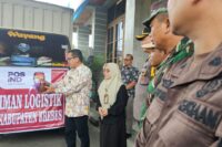 Pj Bupati Brebes Djoko Gunawan melepas logistik Pilkada 2024 ke PPK. (Foto: Istimewa)