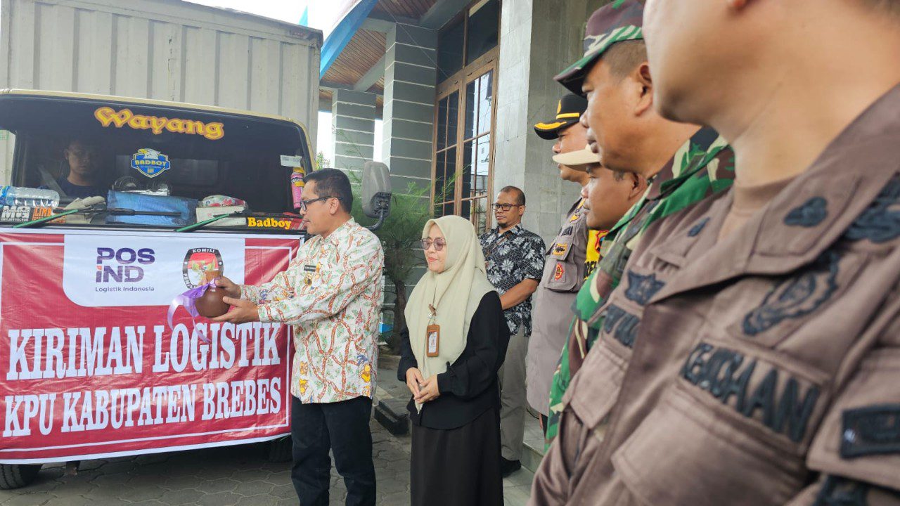 Pj Bupati Brebes Djoko Gunawan melepas logistik Pilkada 2024 ke PPK. (Foto: Istimewa)