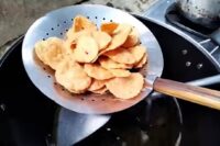 Proses pembuatan peyek tahu. (YouTube @ortegalakalaka)