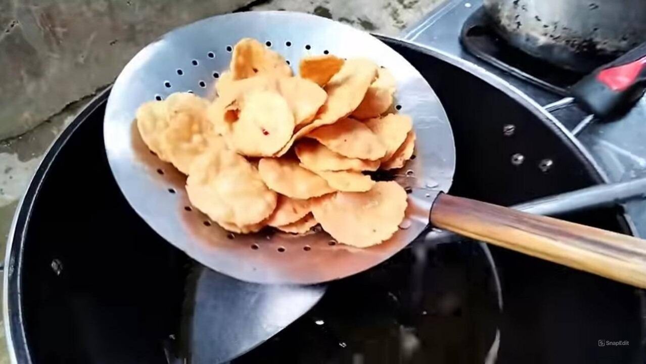 Proses pembuatan peyek tahu. (YouTube @ortegalakalaka)