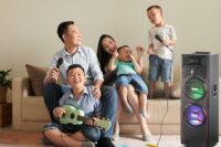 Keluarga sedang menikmati kebersamaan dengan berkaraoke bersama dengan menggunakan speaker dari Sharp. (Foto: Sharp Indonesia)