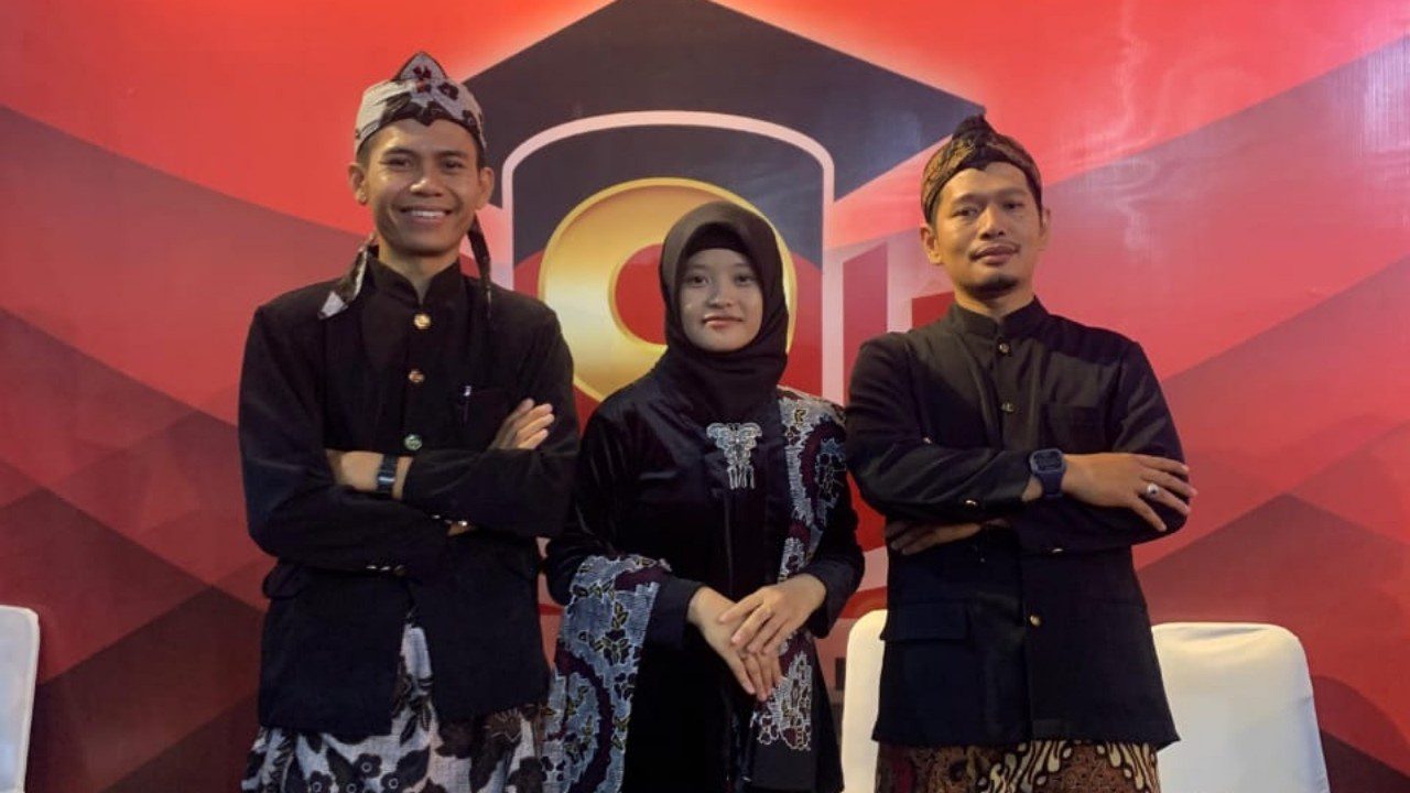 Yukhsan Wahyudi, M.Pd., Dr. Cintya Nurika Irma, dan Shofiudin Sofi, M.Pd. tampil elegan dengan kemeja hitam yang dipadukan kain batik Salem berwarna cokelat dan putih sebagai ikat kepala dan pinggang.