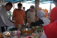 Pelanggan selalu ramai makan di warung Pak Rudi. (YouTube @kangmasbogelchannel14)