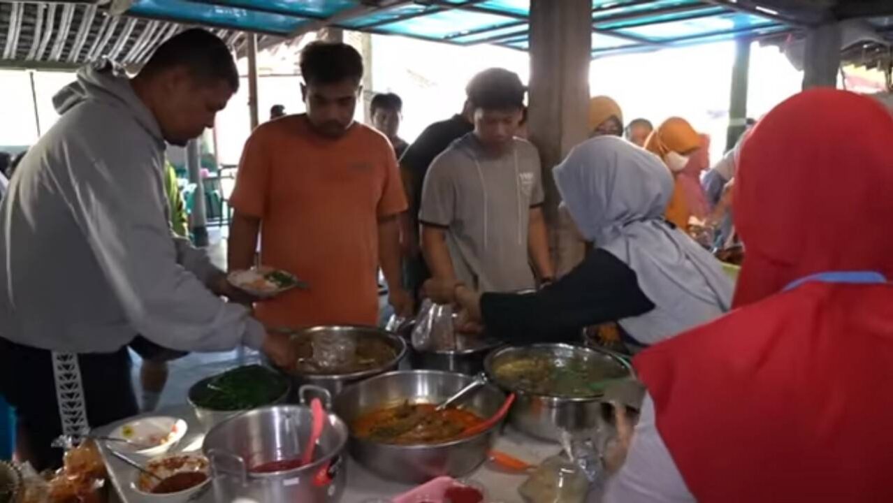 Pelanggan selalu ramai makan di warung Pak Rudi. (YouTube @kangmasbogelchannel14)