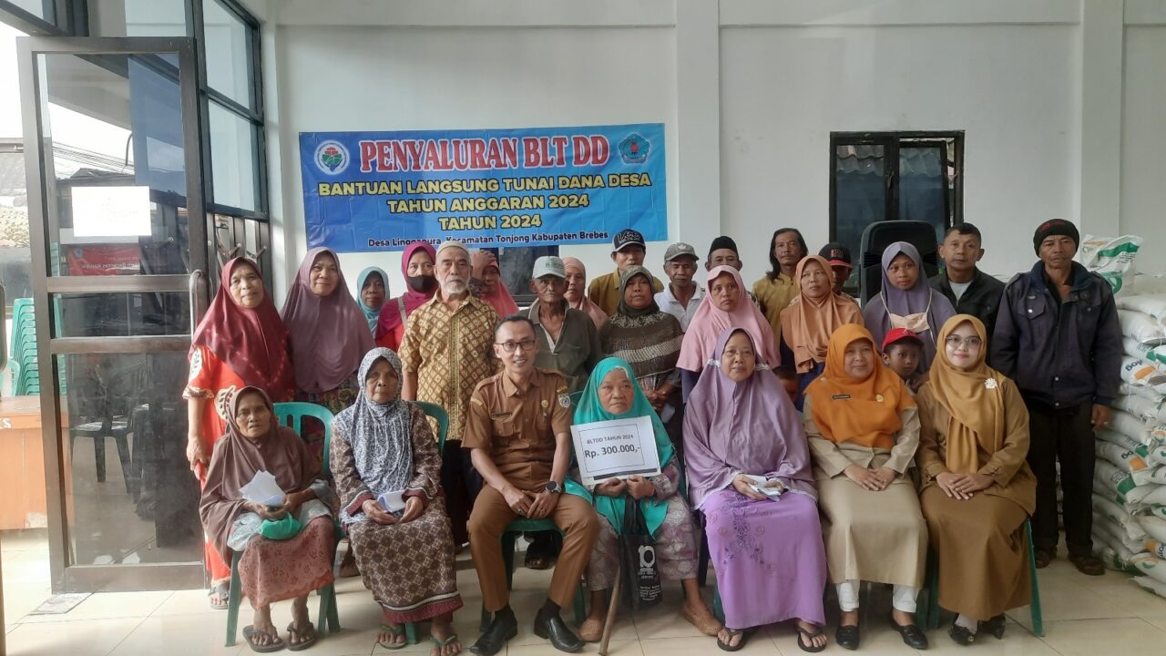 Sekdes Linggapura, Asep Supriyono, Kasi PMD Kecamatan Tonjong, Yekti Utaminingsih foto bersama penerima BLT DD tahun 2024. (Portal Pantura/Yudhi Prasetyo)