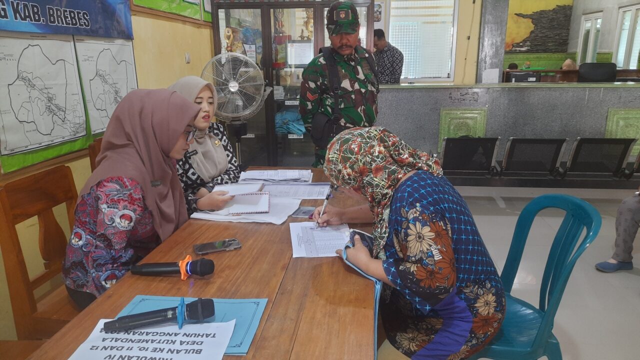 Penyaluran BLT DD dimonitor aparat keamanan. (Portal Pantura/Yudhi Prasetyo)