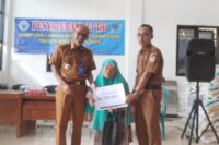 Camat Tonjong Lukman Hakim di dampingi Sekdes Linggapura Asep Supriyono menyerahkan BLT DD tahap 4 secara simbolis. (Portal Pantura/Yudhi Prasetyo)