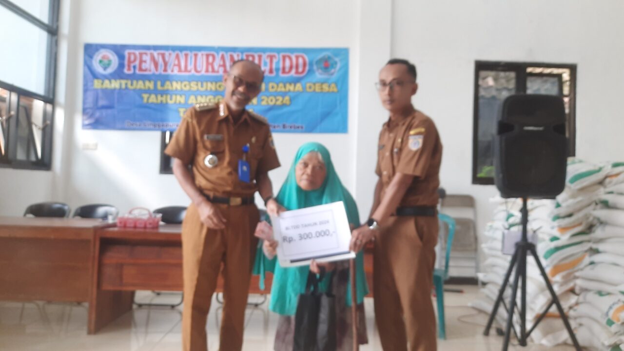 Camat Tonjong Lukman Hakim di dampingi Sekdes Linggapura Asep Supriyono menyerahkan BLT DD tahap 4 secara simbolis. (Portal Pantura/Yudhi Prasetyo)