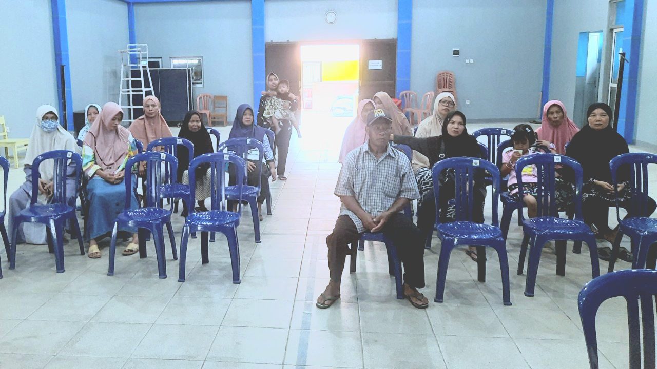 KPM BLT DD Tanggeran antri menunggu giliran menerima. (Portal Pantura/Yudhi Prasetyo)