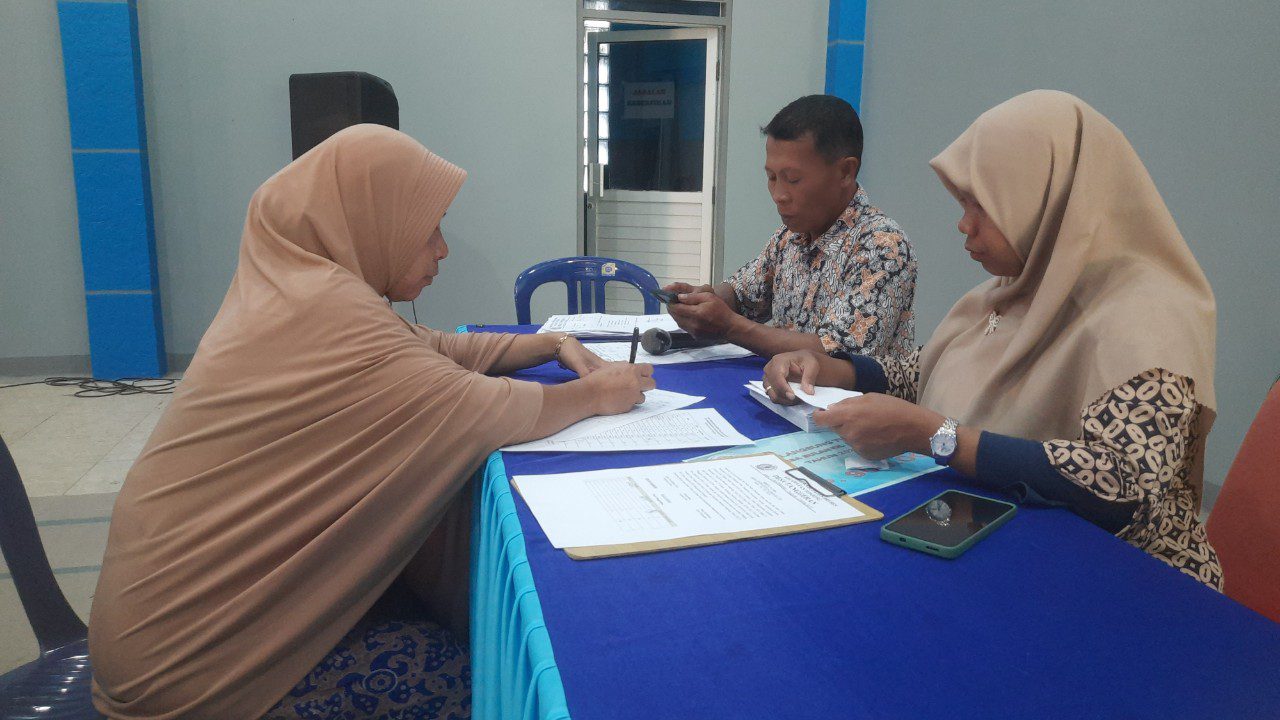 Salah satu KPM BLT DD Desa Tanggeran mencairkan bantuanya. (Portal Pantura/Yudhi Prasetyo)
