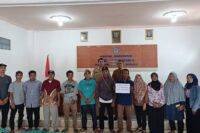 Penerima bantuan Gubernur RTLH foto bersama usai sosialisasi. (Portal Pantura/Yudhi Prasetyo)
