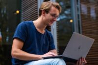 Ilustrasi laptop. (Foto: Portal Pantura/Buro Millennial)