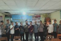Camat Tonjong, panitia, dan jajaran terkait foto bersama calon perangkat Desa Galuh Timur usai penetapan. (Portal Pantura/Yudhi Prasetyo)