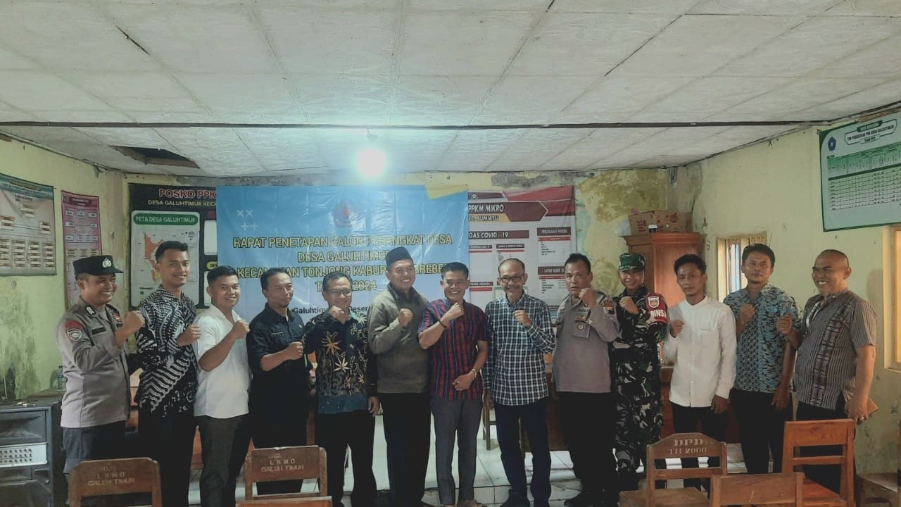 Camat Tonjong, panitia, dan jajaran terkait foto bersama calon perangkat Desa Galuh Timur usai penetapan. (Portal Pantura/Yudhi Prasetyo)