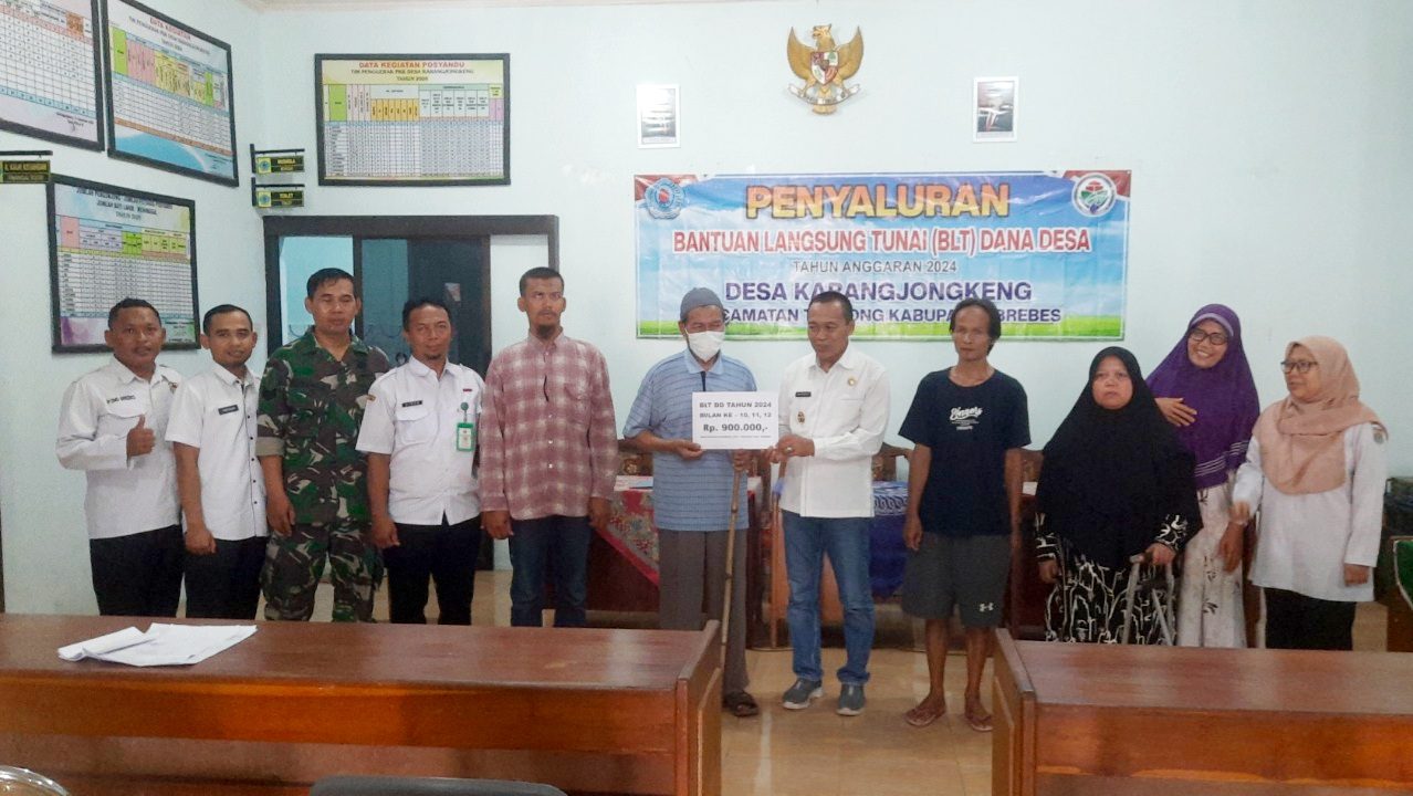 Penyerahan dan foto bersama penerima BLT DD Karangjongkeng tahun 2024. (Portal Pantura/Yudhi Prasetyo)
