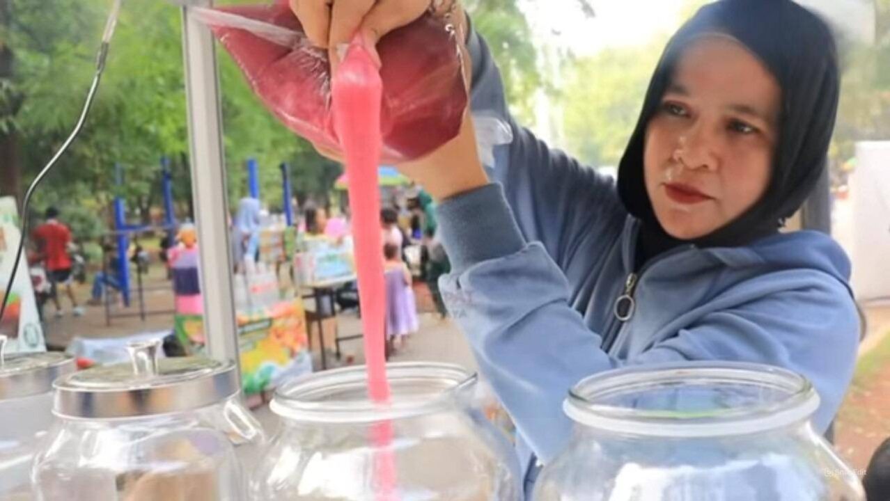 Jualan jajanan viral. Ibu ini hasilkan jutaan rupiah per hari. (YouTube @CEPATKAYA26)