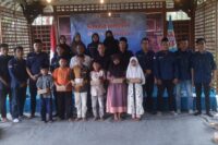 Karang Taruna Winduaji foto bersama yatim piatu usai santunan. (Portal Pantura/Yudhi Prasetyo)