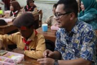 Pj Bupati Brebes Djoko Gunawan melihat langsung uji coba makan gratia di sekolah. (Humas Kab. Brebes)
