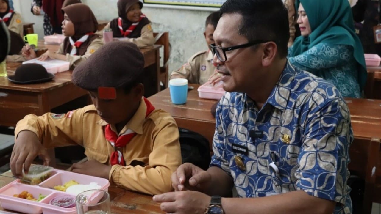 Pj Bupati Brebes Djoko Gunawan melihat langsung uji coba makan gratia di sekolah. (Humas Kab. Brebes)