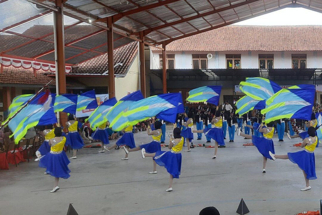 Gerakan yang indah Marching Band SMP 1 Bumiayu membuat kagum penonton. (Portal Pantura/Yudhi Prasetyo)