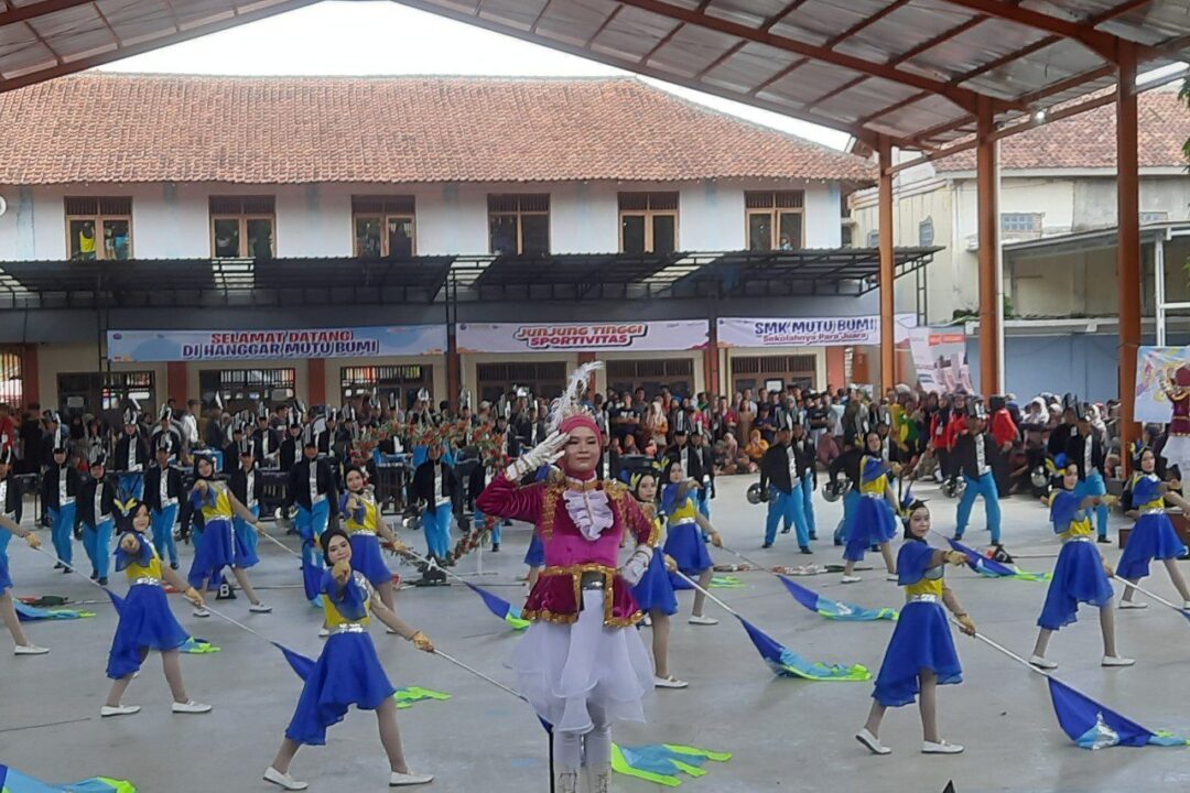 Penampilan energic Marching Band SMP 1 Bumiayu patut diapresiasi. (Portal Pantura/Yudhi Prasetyo)