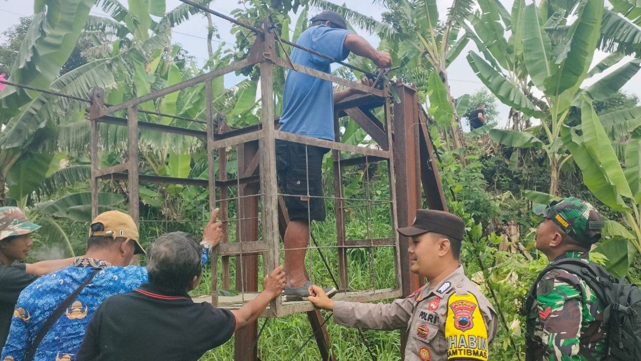 Pihak terkait menutup operasional gondola di Kutamendala yang sempat viral. (Portal Pantura/Yudhi Prasetyo)