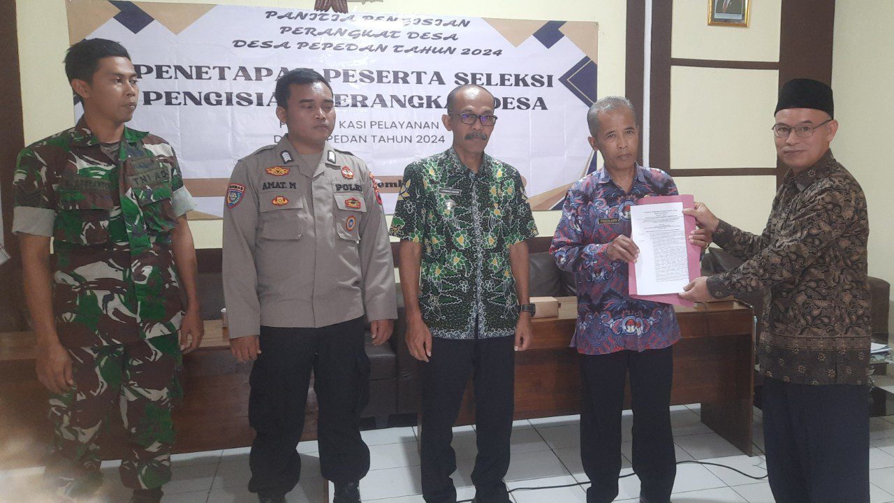 Penyerahan surat keputusan panitia pengisian Perangkat Desa Pepedan kepada Kepala Desa Pepadan Syaiful Huda, Camat, BPD dan Koordinator Panitia Kecamatan. (Portal Pantura/Yudhi Prasetyo)