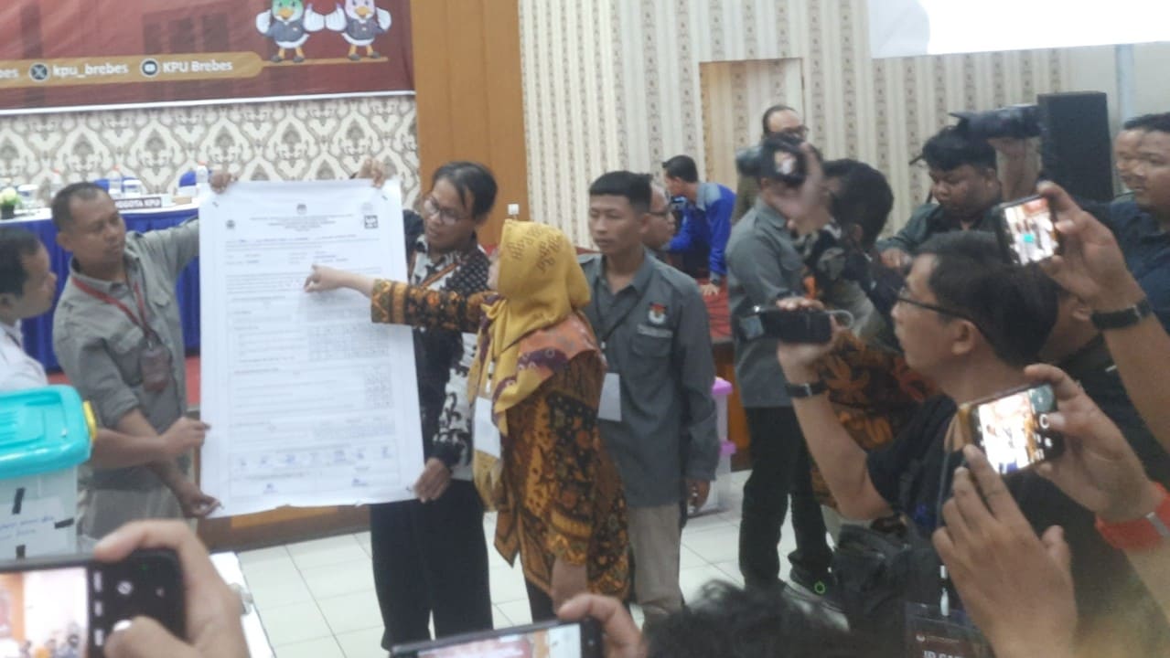 Suasana rekapitilasi penghitungan suara Pilkada 2024 KPU Brebes. (Portal Pantura/Yudhi Prasetyo)