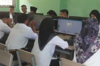 Puluhan peserta dari 5 desa di Kecamatan Tonjong ikuti tes seleksi Calon Perangkat Desa. (Portal Pantura/Yudhi Prasetyo)