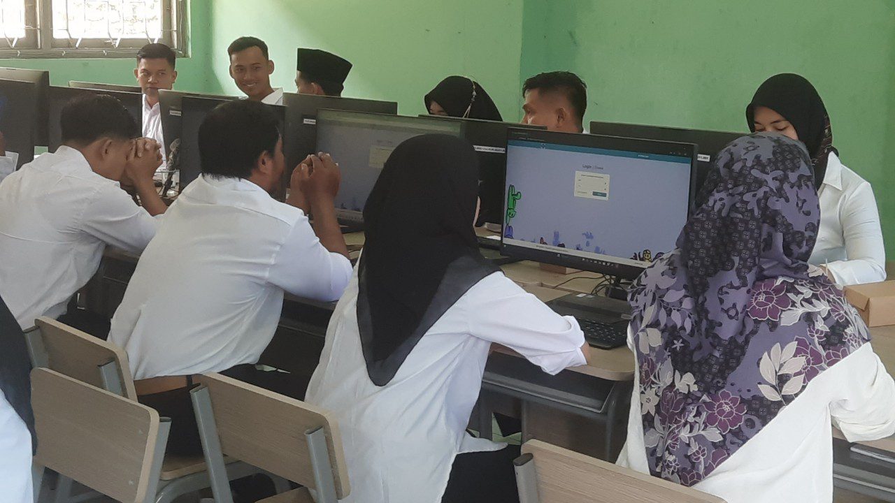 Puluhan peserta dari 5 desa di Kecamatan Tonjong ikuti tes seleksi Calon Perangkat Desa. (Portal Pantura/Yudhi Prasetyo)