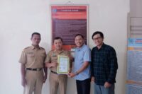 Ketua Umum Youbest, Muhammad Saefullah dan salah satu anggotanya Rido menerima SKTL dari Kesbangpol Brebes. (Istimewa)