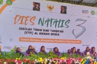 Grup Hadroh Al Istiqomah dari Cirumnyang, Kecamatan Paguyangan, Brebes, tampil memukau pada lomba hadroh dalam rangka Dies Natalis ke-3 STIT Al Hikmah 1 Benda, Sirampog, Brebes. (Portal Pantura/Yudhi Prasetyo)