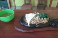 Sekilas mie yamin dan mie biasa sama. Namun sebenarnya keduanya beda. (Portal Pantura/Yudhi Prasetyo)