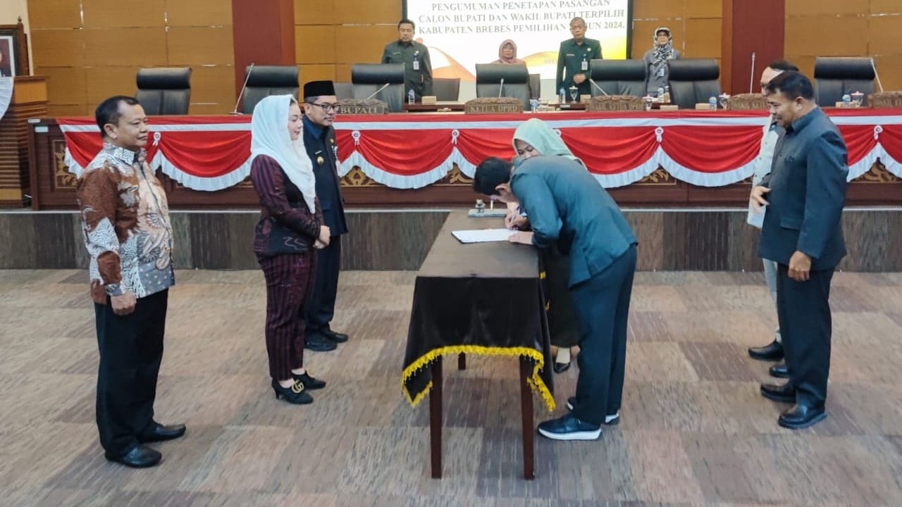DPRD Brebes tetapkan Paramitha Widya Kusuma dan Wurja sebagai bupate dan wakil bupati Brebes periode 2025-2030 dalam rapat paripurna. (Istimewa)
