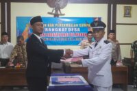 Kades Pepedan, Syaeful Huda menyerahkan SK pelantikan Anwar. (Portal Pantura/Yudhi Prasetyo)