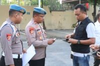 Propam Polres Brebes memeriksa kelengkapan surat-surat kendaraan anggota.