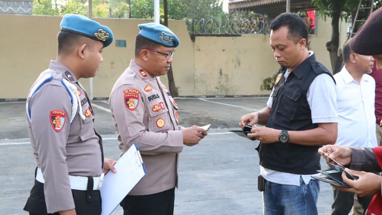 Propam Polres Brebes memeriksa kelengkapan surat-surat kendaraan anggota.