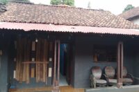 Jendela rumah warga terpaksa ditutup dengan papan setelah diamuk ODGJ di Desa Karangjongkeng, Kecamatan Tonjong, Brebes. (Istimewa)