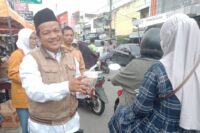 Kepala SMK MUTUBUMI Fais Hanani, S.Pd., M.Pd. ikut membagikan takjil kepada pengguna jalan yang melintas di Jalan Pangeran Diponegoro Bumiayu, Jumat 21/3/2025) petang. Foto: Portal Pantura/Yudhi Prasetyo.