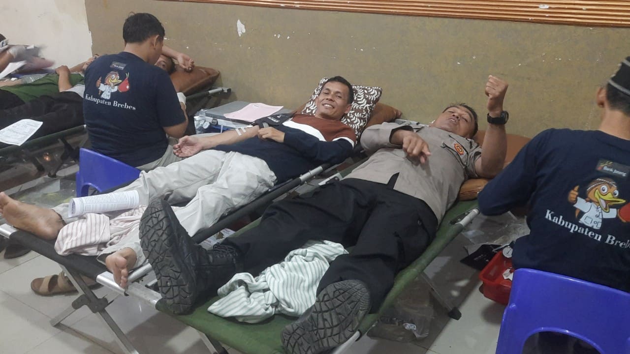 Kades Jatisawit Dedi Susilowivowo dan Polmas desa setempat berpartisipasi dalam kegiatan donor darah. Foto: Portal Pantura/Yudhi Prasetyo.