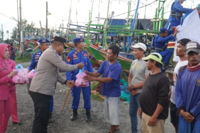 Gandeng Bhayangkari, Kapolres Tegal Bagikan Takjil kepada Nelayan